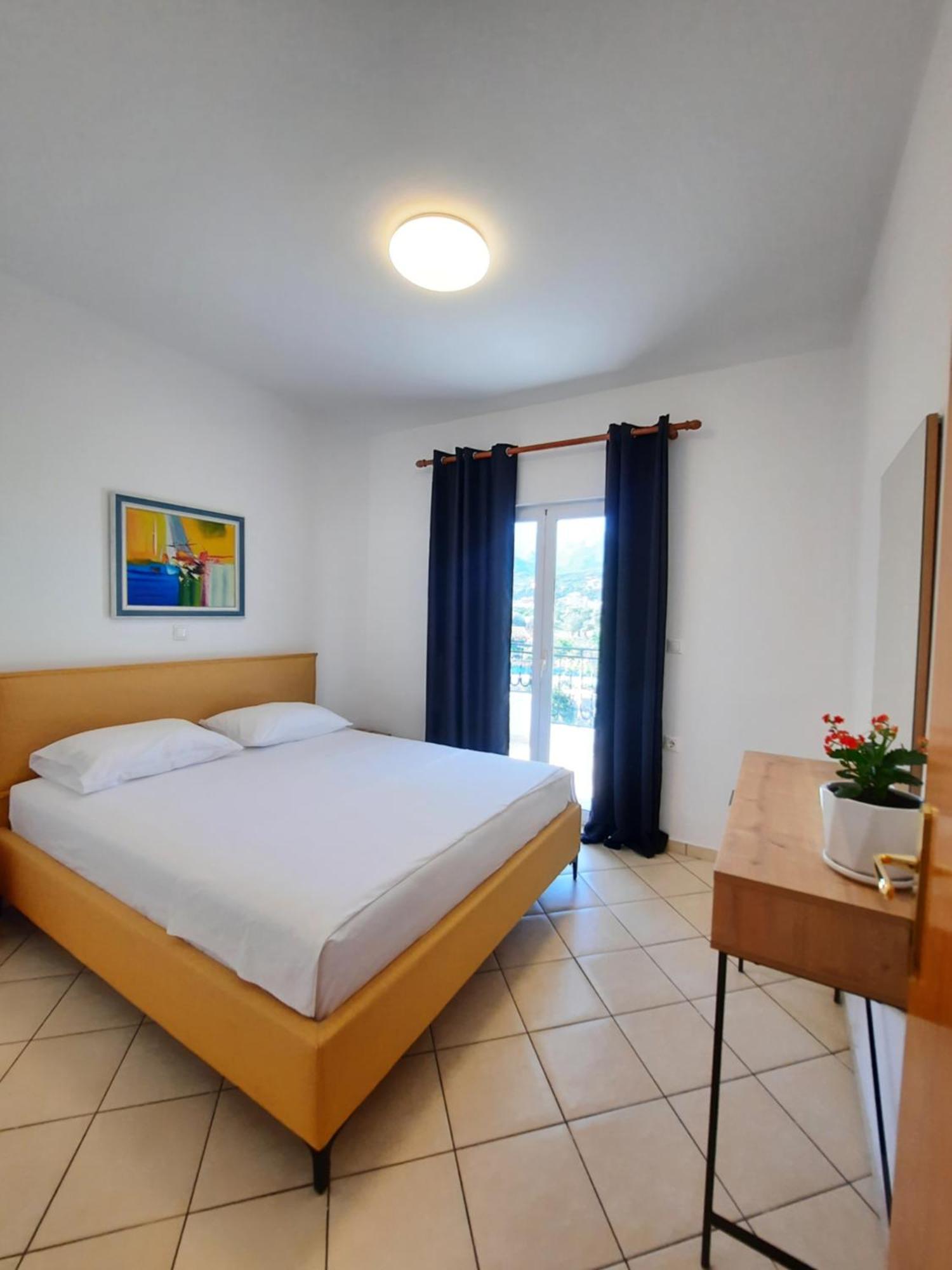 Amarildo Hotel Himare Exterior photo
